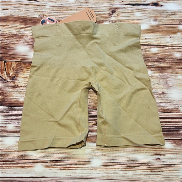 Shapermint Essentials All Day Every Day Mid-Waisted Shaper Short - Picture 2 of 4